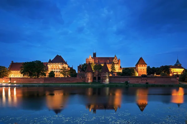 Cavalieri Teutonici nel castello di Malbork di notte — Foto Stock