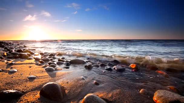 Hermosa puesta de sol sobre el mar Báltico — Vídeo de stock