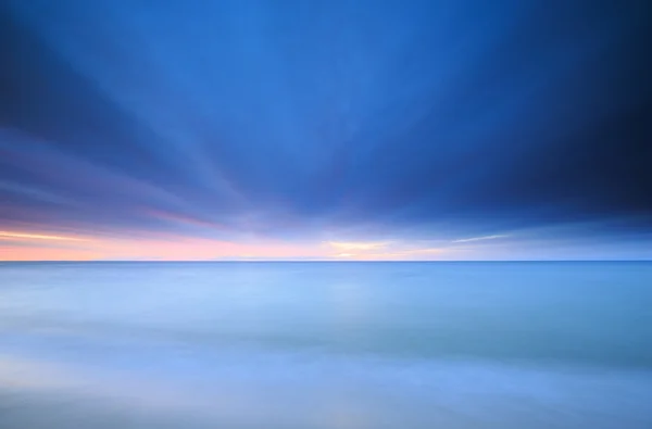 Belo pôr do sol sobre o mar Báltico — Fotografia de Stock