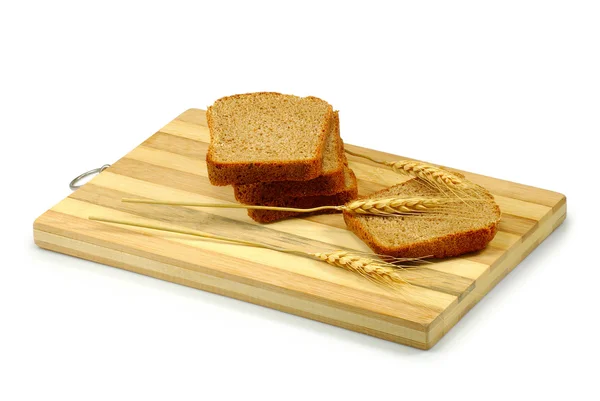 Хлеб на доске изолировать — стоковое фото