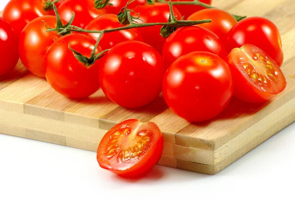 Tomates maduros en el tablero —  Fotos de Stock