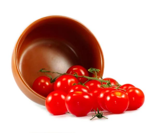 Tomates en un tazón aislar — Foto de Stock