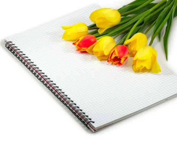 Blumen auf dem Notizbuch — Stockfoto