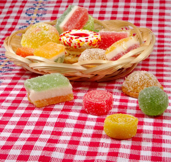 Bolinhos e doces de frutas na toalha de mesa — Fotografia de Stock