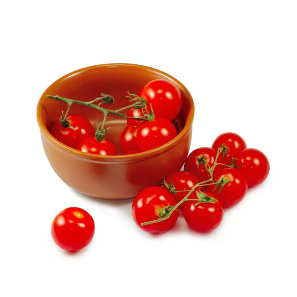 Tomates en un tazón aislar — Foto de Stock