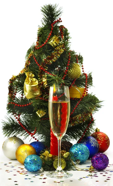 Schöne festliche Bild eines Glases Champagner, Kerzen und Weihnachtsbaum auf weißem Hintergrund — Stockfoto