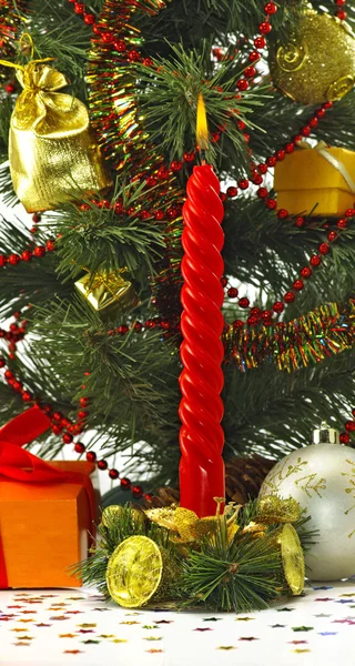 Immagine di una candela accesa vicino a un albero di Natale — Foto Stock