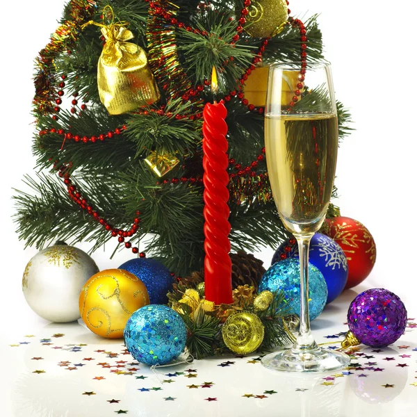 Imagem isolada de uma taça de champanhe, velas e árvore de Natal — Fotografia de Stock