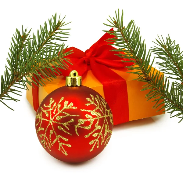 Изображение подарочной коробки, конусов, еловых ветвей и рождественского красного шара на белом фоне — стоковое фото