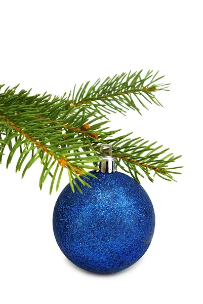 Geïsoleerde afbeelding van een blauwe bal met het Kerstmis op fir vertakking van de beslissingsstructuur op een witte achtergrond — Stockfoto