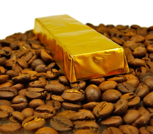 Imagem isolada de uma barra de chocolate em grãos de café close-up — Fotografia de Stock