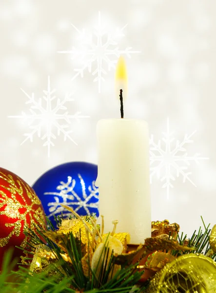 Image isolée de bougies de Noël et de boules de Noël sur fond blanc — Photo