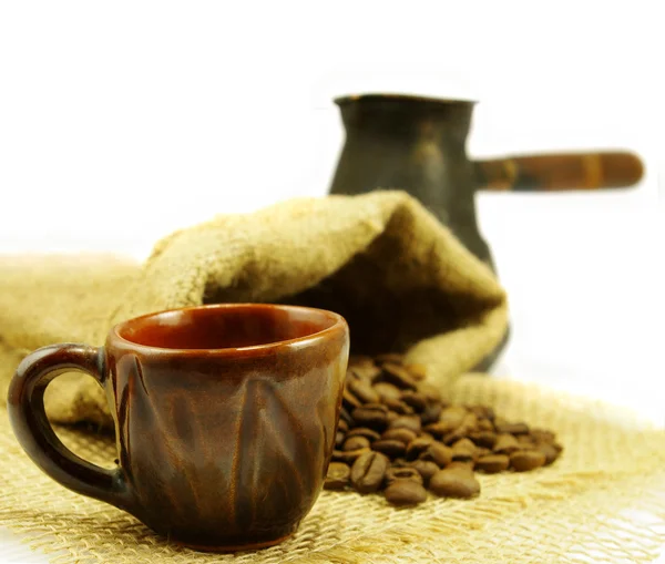 Immagine isolata di caffettiera, chicchi di caffè e tazza primo piano — Foto Stock