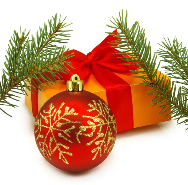 Изолированное изображение подарочной коробки, елки и рождественского красного шара на белом фоне — стоковое фото