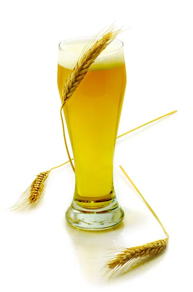 Isoliertes Bild eines Bierglases und eines Weizens — Stockfoto