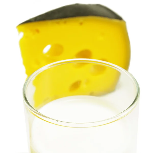 Isoliertes Bild von einem Stück Käse und einem Glas Milch in Großaufnahme — Stockfoto