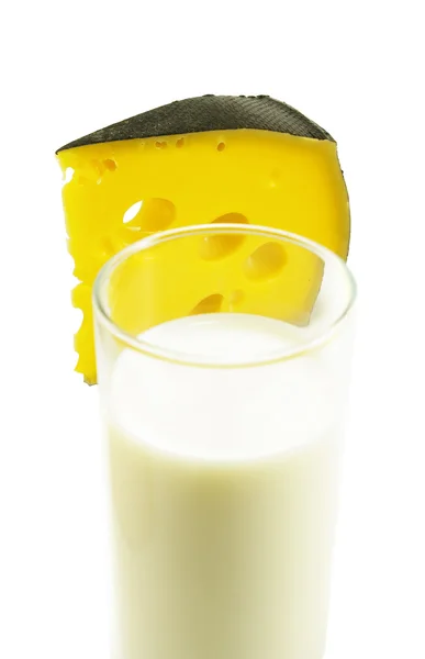 Isoliertes Bild von einem Stück Käse und einem Glas Milch auf weißem Hintergrund — Stockfoto