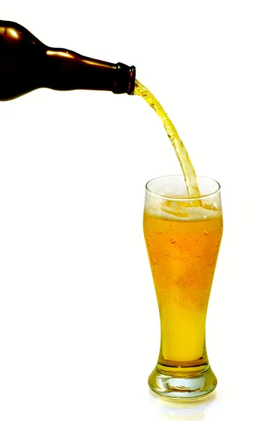 从一个瓶子里放在杯子里倒啤酒的孤立的形象 — 图库照片