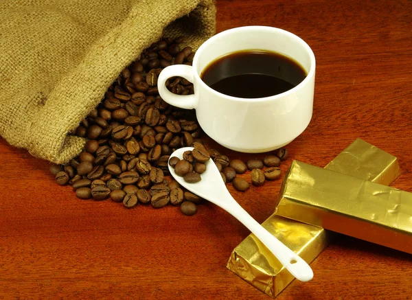 一杯咖啡、 巧克力和咖啡的咖啡豆的形象 — 图库照片