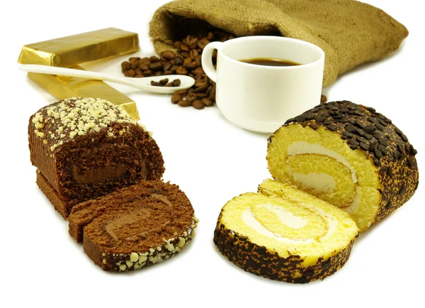 一杯咖啡、 巧克力、 面包卷和咖啡豆的形象 — 图库照片