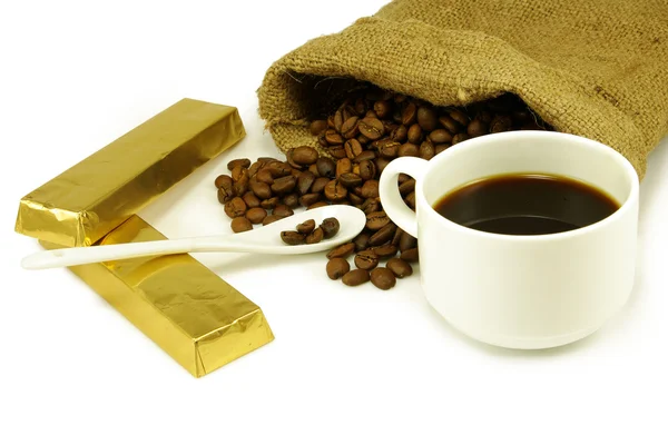 Geïsoleerde beeld van een kopje koffie, chocolade en koffie bonen — Stockfoto