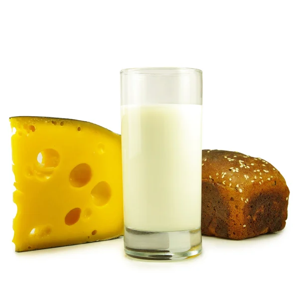 Bild eines Glases Milch, Käse und Brot auf weißem Hintergrund — Stockfoto