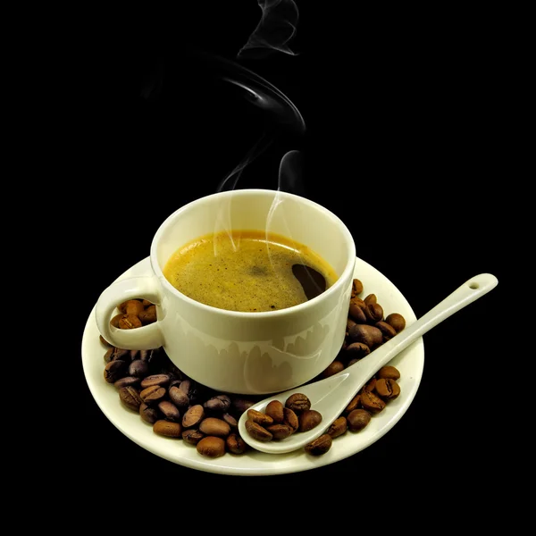 一杯咖啡在黑色背景上的图像 — 图库照片