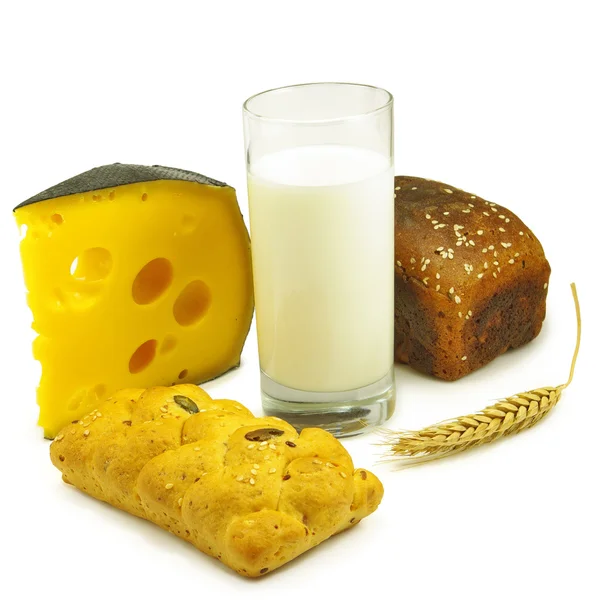 Bild eines Glases Milch, Käse, Brot und Weizen auf weißem Hintergrund — Stockfoto