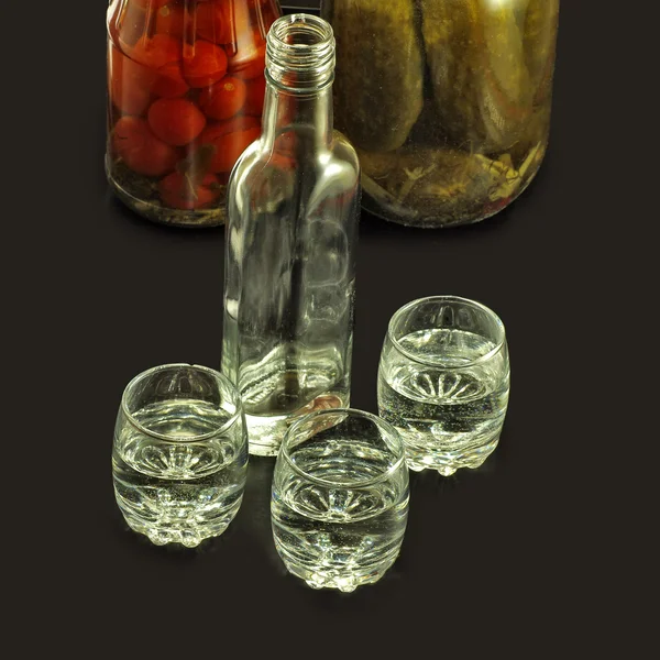 Obraz butelek i szklanki wódki i banki z ogórków i pomidorów — Zdjęcie stockowe