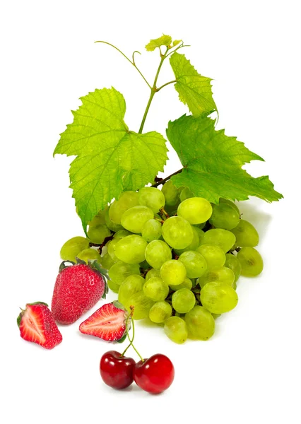 Isoliertes Bild von Erdbeeren, Kirschen und Trauben auf weißem Hintergrund — Stockfoto