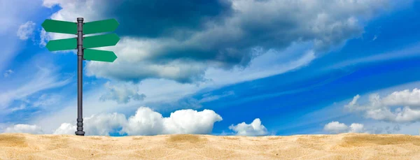 Sinal Estrada Mostrando Aos Viajantes Direção Viajar Areia Contra Céu — Fotografia de Stock