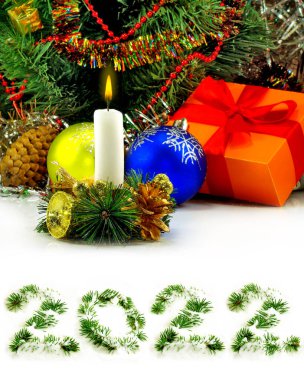 Beyaz arka planda güzel Noel süslemeleri. Noel dekorasyonu. 2022 Mutlu yıllar.