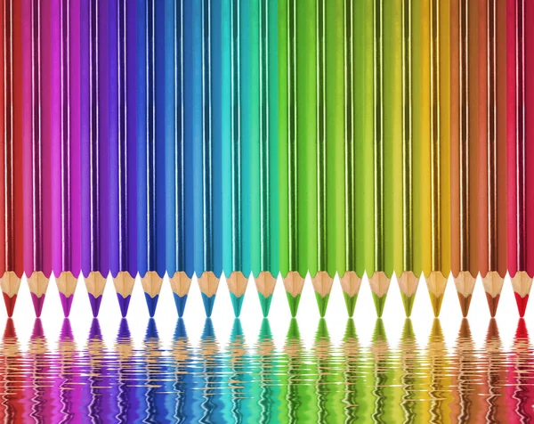 Renkli Boya Kalemleri Suyun Ayna Yüzeyinden Yansıyor — Stok fotoğraf