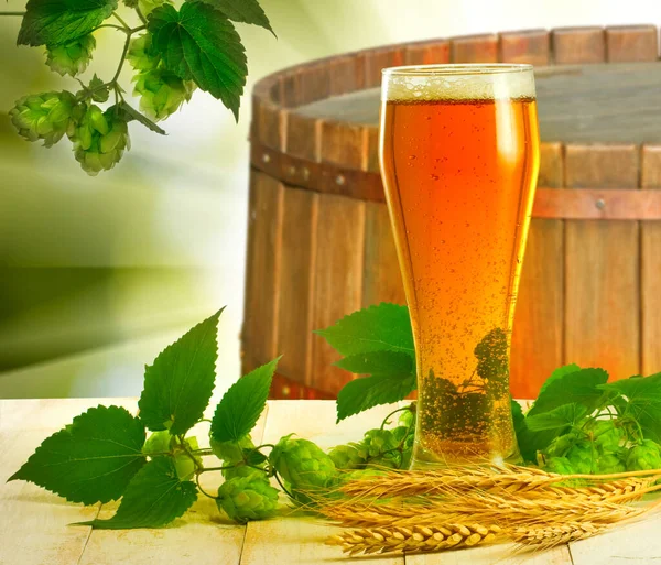 Una Imagen Una Taza Cerveza Con Espigas Trigo Ramas Lúpulo —  Fotos de Stock