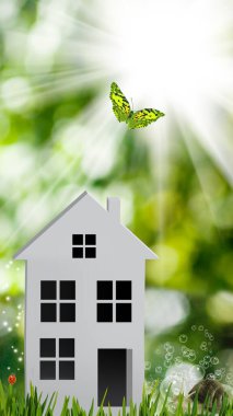 Tarzlı bir evin 3 boyutlu görüntüsü, bir kelebek, salyangoz ve çimenlerde bir uğur böceği güneşe ve yeşil arka plana karşı