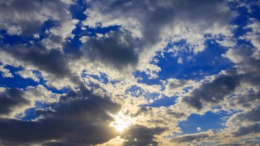 Gün batımında güzel bulutlu gökyüzü görüntüsü