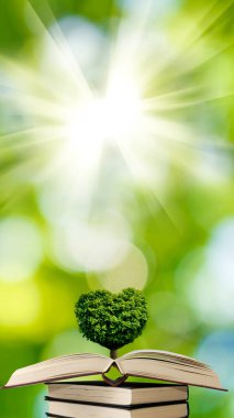 Fantastik bir manzara nın arka planı üzerindeki kitaplarda kalp şeklinde bir ağacın stilize edilmiş görüntüsü.