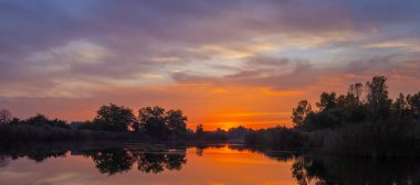 Bulutlu bir günbatımı gökyüzü. Güzel parlak bulutları olan dramatik gökyüzü