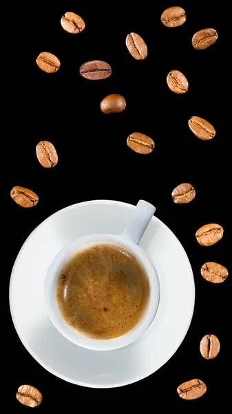 黑色背景下的一杯咖啡和咖啡豆的图像 — 图库照片