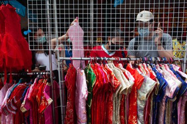 Çin asıllı insanlar Çin Yeni Yılı 'na hoş geldin demek için alışverişe geliyorlar. 