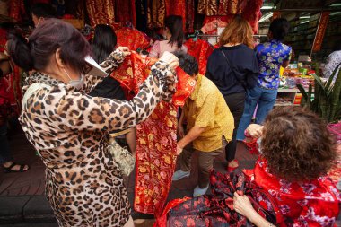 Çin asıllı insanlar Çin Yeni Yılı 'na hoş geldin demek için alışverişe geliyorlar. 