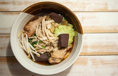 Chicken Noodles Put the chicken thighs and meat in the broth.