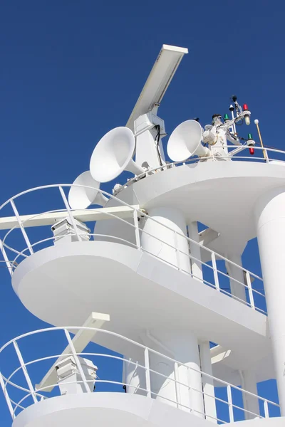 Navios torre de radar no céu azul — Fotografia de Stock