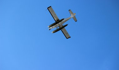 float uçak mavi gökyüzünde uçan