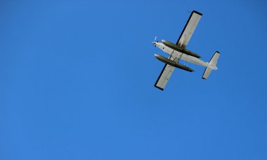 float uçak mavi gökyüzünde uçan