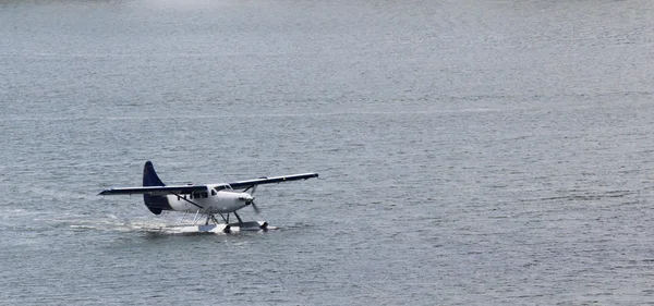 Avión flotante en el agua — Foto de Stock