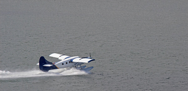 Взлет гидросамолёта
