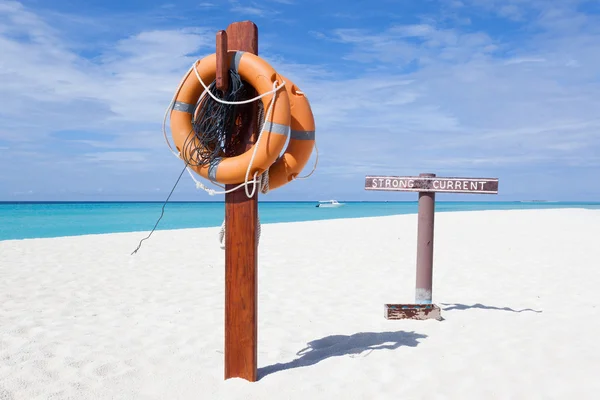 Alert sign on a white beach in Maldive Islands — Stock Photo, Image