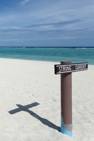 Panneau d'alerte sur une plage de sable blanc aux Maldives — Photo
