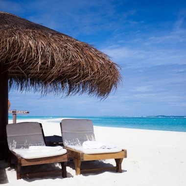 Maldiv Adaları Hint Okyanusunda önünde rahat sandalyeler